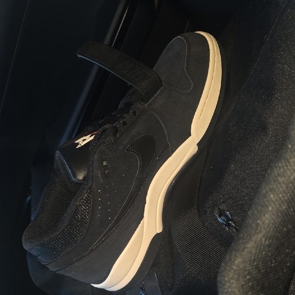 Nike Men's Black and Cream Sneakers - Picture 9 of 10